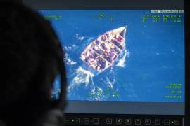 Un operador de la Guardia Costera de los Estados Unidos observa una embarcación.