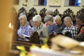 Las hermanas se unen en una canción durante la oración de la tarde en el monasterio benedictino Mount St. Scholastica en Atchison, Kansas.