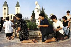 Mujeres católicas bosnias rezan durante el feriado de la Asunción en Medjugorje, unos 120 kilómetros al sur de la capital bosnia, Sarajevo.