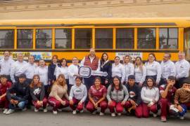 El alcalde Tomás Gutiérrez Merino entrega formalmente las llaves de las unidades que reforzarán el transporte escolar rural en Ramos Arizpe.