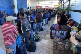 Tras la cancelación de vuelos en el Aeropuerto Internacional de Tijuana debido a la intensa neblina registrada durante la madrugada del viernes, personas continúan sin poder viajar.