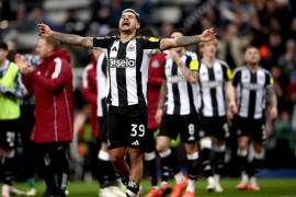 El Newcastle United eliminó al Arsenal con un global de 4-0 y avanzó a la final de la Carabao Cup.