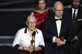 Julia Reichert, a la izquierda, y Steven Bognar aceptan el premio a la mejor película documental por “American Factory” en los Oscar en Los Ángeles el 9 de febrero de 2020.