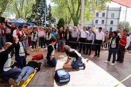 El alcalde José María Fraustro Siller supervisa uno de los 36 simulacros realizados en Saltillo, subrayando la importancia de la preparación ante emergencias.