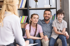 La comunicación efectiva entre maestros y padres de familia facilita el desarrollo escolar.