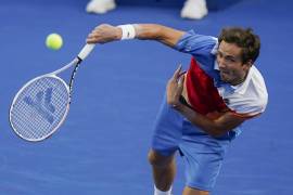 Daniil Medvedev de Rusia saca durante un partido del Abierto Mexicano de Tenis, en Acapulco.