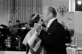 7 de julio de 1976, el presidente de Estados Unidos, Gerald Ford, baila con la reina Isabel II de Gran Bretaña en el comedor de estado de la Casa Blanca, luego de una cena de estado en honor de la reina.