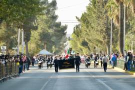 Más de 4 mil personas participaron en el desfile conmemorativo del 114 aniversario de la Revolución Mexicana.