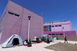 Deprimente. Las madres de los pequeños internados en el Hospital Materno Infantil deben acampar al aire libre; el lugar no cuenta con sala de espera.