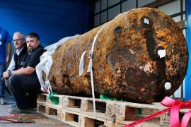 Dieter Schwaetzler y Rene Bennert, miembros de una unidad de desactivación de bombas, junto a una bomba de 1.8 toneladas de la Segunda Guerra Mundial tras desactivarla en Fráncfort, Alemania, el 3 de septiembre de 2017.
