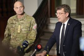 El ministro de Defensa danés, Troels Lund Poulsen (d), y el jefe de Defensa, Michael Wiggers Hyldgaard (i) en el Ministerio de Defensa en Copenhague, Dinamarca.