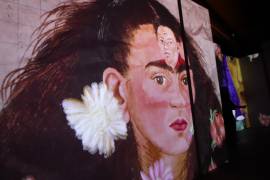 MEX355.QUERÉTARO (MÉXICO), 01/03/2024.- Asistentes recorren la exposición inmersiva ‘Yo soy Frida Kahlo’ este viernes, en la ciudad de Querétaro (México). La exposición inmersiva ‘Yo soy Frida Kahlo’, con más de 300 imágenes y fotografías de la artista y de Diego Rivera, se presenta por primera vez en México, en la ciudad de Querétaro, capital del estado homónimo, en el centro del país. EFE/ Sergio Adrián Ángeles