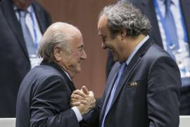 El entonces presidente de la FIFA Joseph Blatter (i) saluda al entonces presidente de la UEFA Michel Platini (d) luego que Blatter fuera reelegido en el cargo, el 29 de mayo de 2015, en Zúrich.