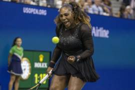 Serena Williams reacciona mientras está en acción contra Anett Kontaveit de Estonia durante el Campeonato Abierto de Tenis de Estados Unidos en el USTA National Tennis Center en Flushing Meadows, Nueva York.