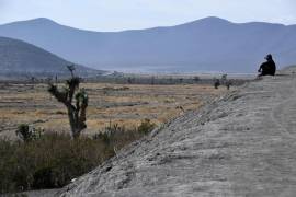 Una persona observando el área de un rancho afectado por una temporada de sequía del municipio de Galena, en el estado de Nuevo León (México).