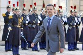 En esta imagen de archivo del 9 de diciembre de 2010, el entonces presidente de Siria, Bashar al-Assad, llega al Palacio del Elíseo en París para su reunión con el presidente de Francia, Nicolas Sarkozy.