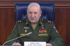 El teniente general ruso Ígor Kirillov, a cargo de las tropas rusas de protección radioactiva, química y biológica, en una conferencia de prensa en Moscú, Rusia.