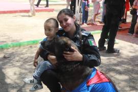 Oficiales de la Policía Municipal preparan actividades lúdicas y de convivencia para recibir a niñas y niños en la Ruta Recreativa, en una jornada pensada para fortalecer la cercanía entre la ciudadanía y los cuerpos de seguridad.
