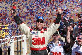 El expiloto Greg Biffle, campeón en las principales categorías de la NASCAR, falleció a los 55 años tras un accidente aéreo en Carolina del Norte.