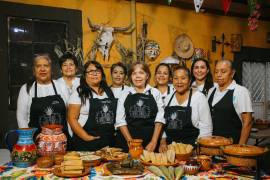 Integrantes del grupo de Cocineras Tradicionales de Coahuila de Zaragoza, en Saltillo, con platillos como tamales y atole. La convocatoria busca sumar nuevas cocineras al colectivo.
