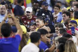 Darwin Núñez se metió a la tribuna para pelearse contra los aficionados de Colombia, quienes supuestamente habrían agredido a los familiares de los uruguayos.