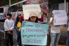 En contraste, se han intensificado las protestas de aspirantes que exigen que se reponga el examen.