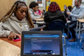 Ahora, gigantes tecnológicos como Google, Microsoft y OpenAI instan a las escuelas a enseñar el tema más reciente: la alfabetización en IA.