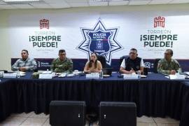 Natalia Fernández, y los miembros de la mesa, acordaron comenzar una campaña de información en la que se presenten a la ciudadanía las medidas a tomar en los hogares cuando la familia sale de la ciudad.