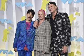 Anthony Kiedis, de izquierda a derecha, Flea y Chad Smith, de Red Hot Chili Peppers, aparecen en los MTV Video Music Awards el 28 de agosto de 2022 en Newark, Nueva Jersey.