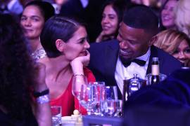Jamie Foxx y Katie Holmes muestran su amor en los Grammy