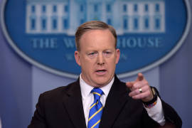 Así respondió Spicer, vocero de Trump, cuando le preguntaron qué se siente trabajar con un fascista