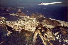 Un avión supersónico Concorde de Air France sobrevuela la ciudad de Río de Janeiro, con el Cristo Redentor y el Pan de Azúcar de fondo.