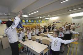 Niños ucranianos asisten a una escuela subterránea recién construida en el primer día del nuevo año escolar en Járkov, Ucrania, el 1 de septiembre de 2026, en medio de la invasión rusa.