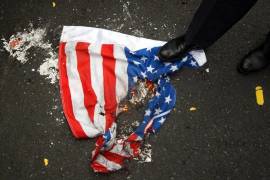 Fue en 1984 que el activista Gregory Lee Johnson quien quemó una bandera durante una protesta en la Convención Nacional Republicana, como forma de manifestación política contra las políticas del expresidente Ronald Reagan. FOTO: