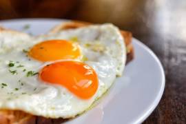 Comer huevo no eleva el colesterol, afirman expertos