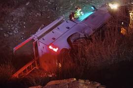 Camioneta de la CFE cayó a un barranco de aproximadamente 25 metros en la carretera a Monclova.