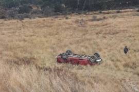 Conductor sufre volcadura por ir a exceso de velocidad en Los Lirios