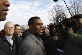 Washington firma al primer presidente de raza negra en NFL