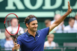 Federer con paso firme en césped