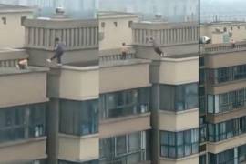 Dos menores de 7 y 12 años arriesgaron su vida al saltar entre edificios en China.