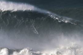 Surfista rompe el Récord Guinness de surfear la ola más grande de la historia