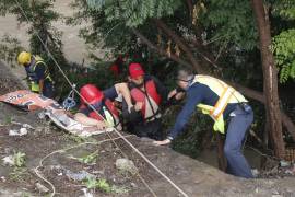 Hombre queda atrapado por más de dos horas en túnel de arroyo en Saltillo