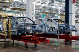 La Casa Blanca afirma que hay sobreproducción mexicana en los sectores automotriz, construcción, salud, transporte ferroviario y naval, alimentos y bebidas.