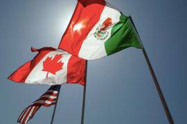 Las banderas nacionales que representan a los Estados Unidos, Canadá y México ondean en Nueva Orleans, donde los líderes del Tratado de Libre Comercio de América del Norte se reunieron el 21 de abril de 2008.