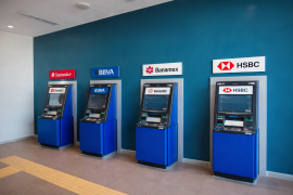 Mientras gigantes como Santander y BBVA ajustan su red física debido a la inseguridad en diversas regiones y al bajo volumen de transacciones presenciales, las plataformas tecnológicas y la conectividad móvil se consolidan como el nuevo motor de inclusión financiera.