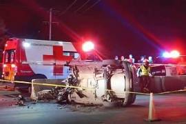 Bomberos utilizaron equipo hidráulico para liberar el cuerpo, que quedó atrapado entre la carrocería destrozada.