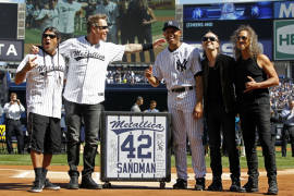 Metallica deja las guitarras y felicita a Mariano Rivera por su ingreso al Salón de la Fama