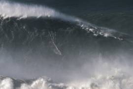 Brasileño impone récord mundial al surfear una ola de 24.3 metros