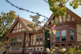 El antiguo Rose Garden Inn, ahora parte del complejo Lighthaven, en Berkeley, California. Los Racionalistas, una comunidad centrada en los riesgos de la inteligencia artificial, se reúnen periódicamente en este lugar.