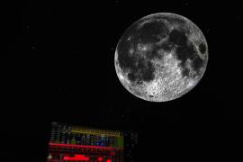 Una imagen de la Luna es proyectada en el Planetario Iziko en Ciudad del Cabo, Sudáfrica. Un grupo internacional de astrónomos se suma a los llamados para darle a la Luna su propio reloj